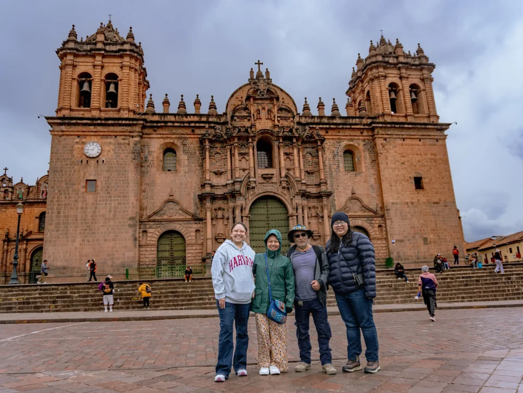 Viajeros frente a la Catedral del Cusco en la Plaza de Armas durante el city tour