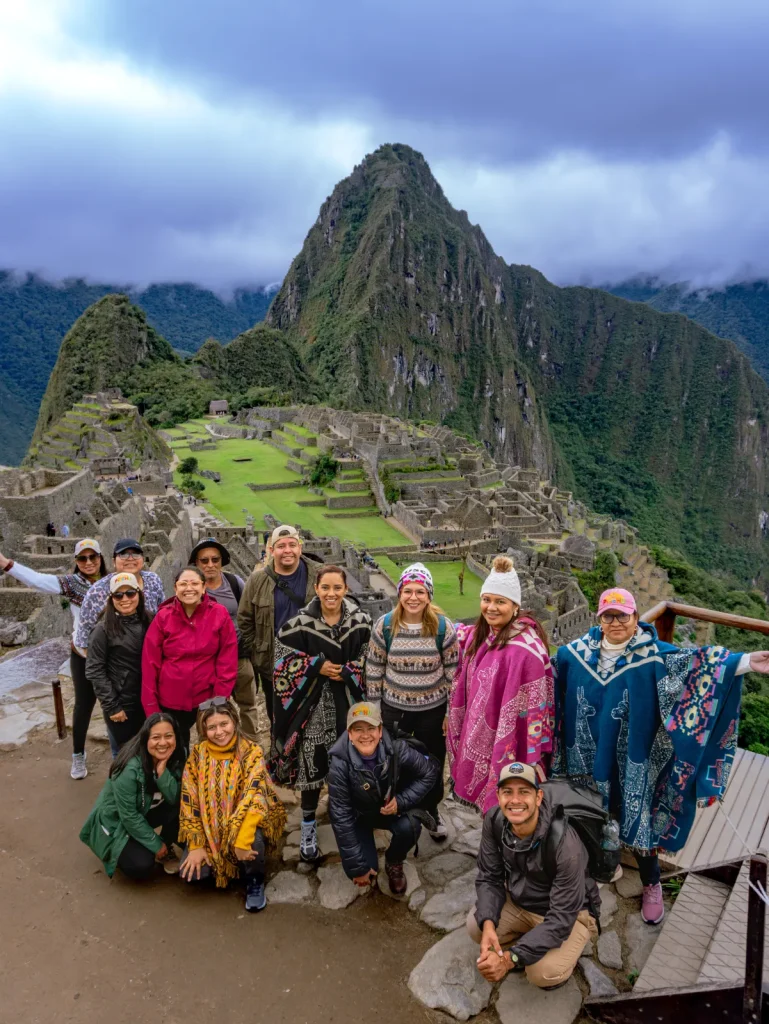 Grupo de turistas en Machu Picchu frente a la montaña Huayna Picchu