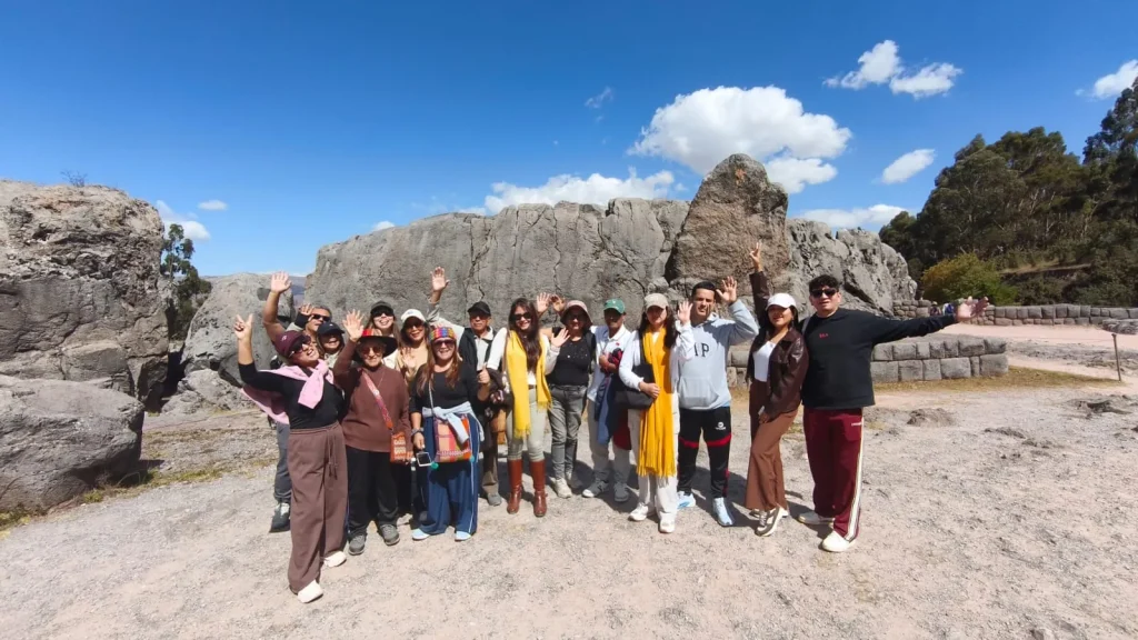 Grupo de turistas en el centro ceremonial inca de Qenqo, city tour Cusco