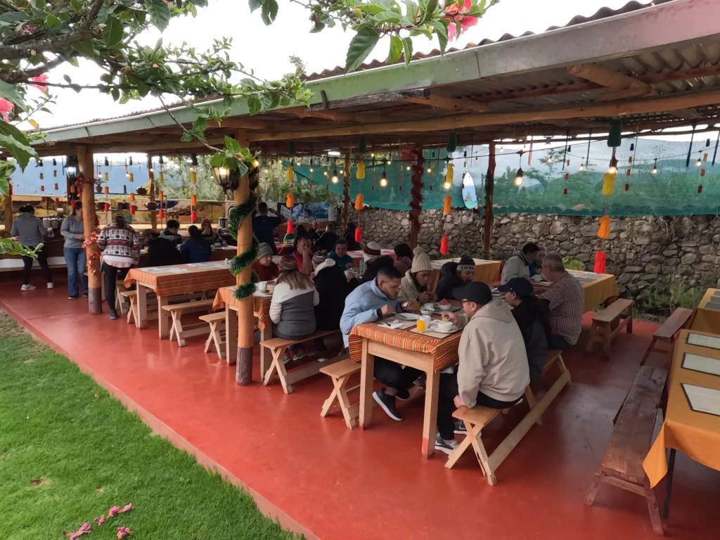 Restaurante campestre en Mollepata donde se sirve el desayuno y almuerzo buffet del tour a Humantay